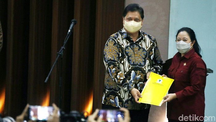 Momen Partai Golkar Umumkan Lodewijk Seabagai Pengganti Azis Sekretaris Jenderal DPP Partai Golkar Lodewijk Freidrich Paulus resmi diajukan sebagai Wakil Ketua DPR menggantikan Azis yang berstatus tersangka kasus suap oleh KPK.