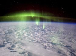 Momen Spektakuler Saat Aurora Selimuti Bumi