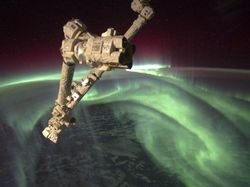 Momen Spektakuler Saat Aurora Selimuti Bumi