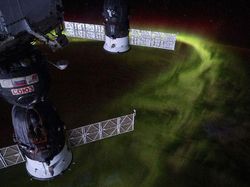 Momen Spektakuler Saat Aurora Selimuti Bumi