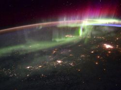 Momen Spektakuler Saat Aurora Selimuti Bumi