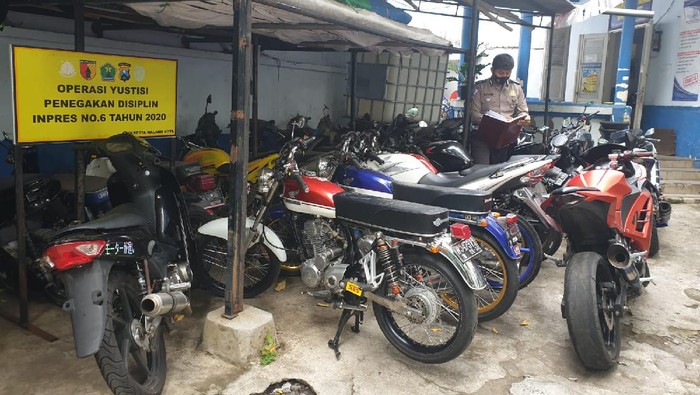 Razia motor knalpot brong terus berlanjut di Kota Malang. Puluhan motor dengan knalpot brong terjaring razia di Jalan Ijen, Kota Malang.