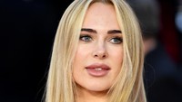 Kimberley Garner tampil seksi saat diundang dalam premier film James Bond tersebut. Foto: Gareth Cattermole/Getty Images/Gareth Cattermole