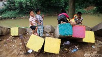 Normalisasi sungai Ciliwung di Jakarta hingga saat ini belum terlihat progresnya sejak dihentikan Gubernur DKI Jakarta Anies Baswedan tahun 2018. Beragam alasan diungkapkan oleh Pemprov DKI Jakarta, mulai dari mafia tanah, masalah pendanaan hingga pandemi COVID-19. 