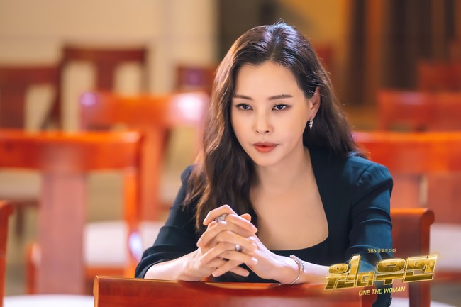 Honey Lee membintangi drama Korea One the Woman yang mencetak rating tinggi sejak penayangan perdana. Ia memerankan dua karakter berbeda dalam drama komedi pertamanya. Foto: dok. SBS