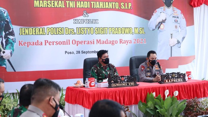 Panglima TNI Marsekal Hadi Tjahjanto bersama Kapolri Jenderal Listyo Sigit Prabowo memberikan pengarahan pada Satgas Madago Raya usai berhasil tembak Ali Kalora.
