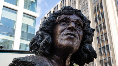 Patung Aktivis Betty Campbell Tegak Berdiri di Inggris