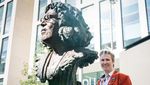 Patung Aktivis Betty Campbell Tegak Berdiri di Inggris
