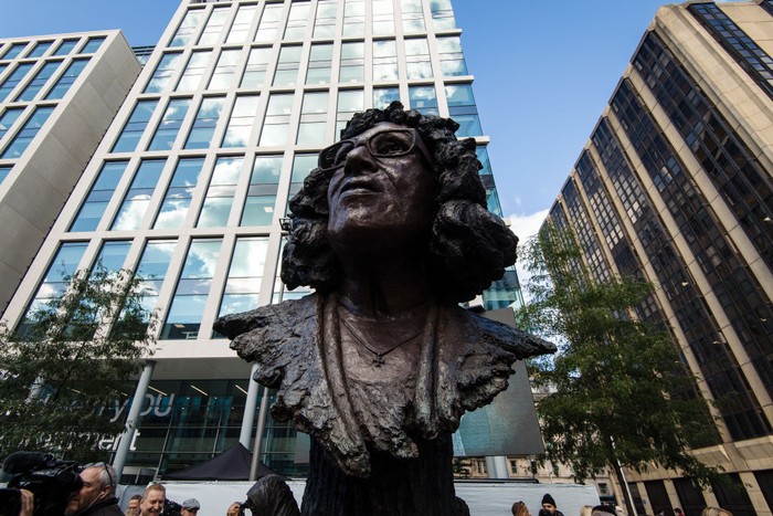 Patung Aktivis Betty Campbell Tegak Berdiri di Inggris CARDIFF, WALES - SEPTEMBER 29: A statue of Betty Campbell MBE is unveiled in the city centre on September 29, 2021 in Cardiff, Wales. Betty Campbell MBE was Wales' first black headteacher and a community activist, championing multiculturalism. She was born to a Jamaican father and Welsh/ Barbadian mother in Butetown, in 1934, She won a scholarship to the Lady Margaret High School for Girls in Cardiff and later trained as a teacher before becoming headteacher of Mount Stuart Primary School, despite being told she would never succeed. Nelson Mandela asked to meet her on his only visit to Wales. Throughout her teaching career, she encouraged pupils to learn about the positive contribution of people of colour to British life and helped create Black History Month. She became a member of the Home Office's race advisory committee and a member of the Commission for Racial Equality. She died on 13 October 2017. (Photo by Polly Thomas/Getty Images)