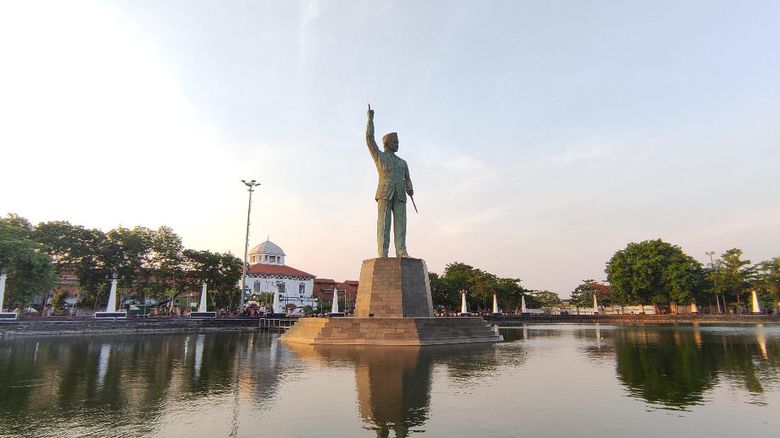 Presiden Indonesia kelima, Megawati meresmikan patung Presiden Pertama, Ir Sukarno yang berada di Polder Tawang Kota Semarang. Patung tersebut memiliki tinggi total 18,5 meter.
