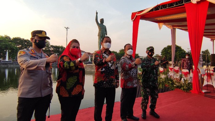 Presiden Indonesia kelima, Megawati meresmikan patung Presiden Pertama, Ir Sukarno yang berada di Polder Tawang Kota Semarang. Patung tersebut memiliki tinggi total 18,5 meter.