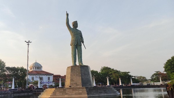 Presiden RI kelima, Megawati Soekarnoputri meresmikan patung presiden pertama Ir Sukarno di Semarang beberapa waktu lalu. Lokasinya berada di Polder Tawang Kota Semarang. Patung tersebut memiliki tinggi total 18,5 meter. (Angling Adhitya Purbaya/detikTravel)