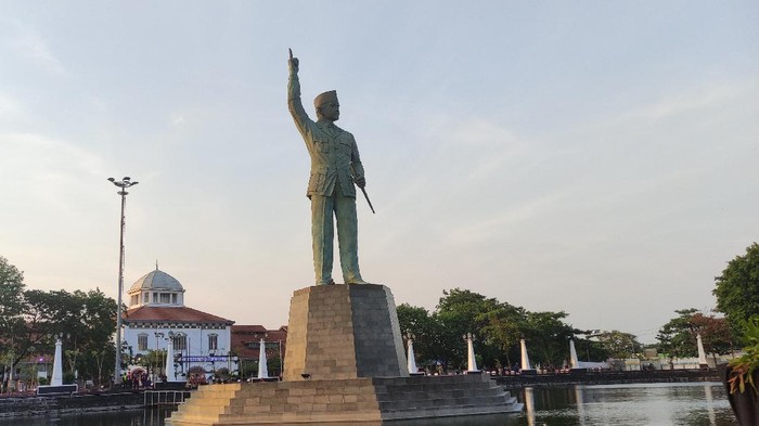 Patung Bung Karno di Semarang Presiden Indonesia kelima, Megawati meresmikan patung Presiden Pertama, Ir Sukarno yang berada di Polder Tawang Kota Semarang. Patung tersebut memiliki tinggi total 18,5 meter.