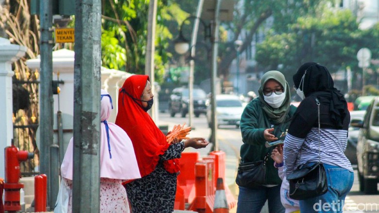 Pedagang kaki lima di Kebun Raya Bogor Pedagang kaki lima di Kebun Raya Bogor