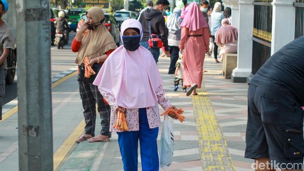 Pedagang kaki lima di Kebun Raya Bogor