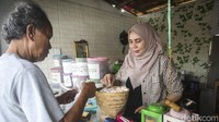 Diketahui Pemerintah terus mengkaji kenaikan tarif cukai rokok yang mengakibatkan naiknya harga rokok, sehingga para perokok mulai mencari jalan lain seperti tingwe.