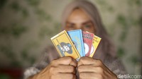 Harga murah itu didapat karena para penjual membeli tembakau langsung kepada petani tembakau dengan harga cukai yang lebih murah, terbukti dalam satu minggu Dewi mampu menjual hingga 10 kilogram tembakau.