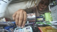 Kiosnya juga dikenal sebagai penjual tingwe pertama di Citayam, dulu ia hanya memiliki modal 500 ribu rupiah kini asetnya sudah mencapai 35 juta rupiah.