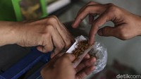Para pembelinya pun berasal dari berbagai wilayah, bahkan warga Jakarta juga mendatangi kiosnya untuk berbelanja tembakau. Diketahui kios ini melayani tembakau dengan varian rasa.