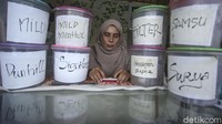 Dewi Marlina (47) memperagakan cara membuat tembakau (linting dewe) tingwe di Citayam, Kab Bogor, Rabu (29/9/2021).