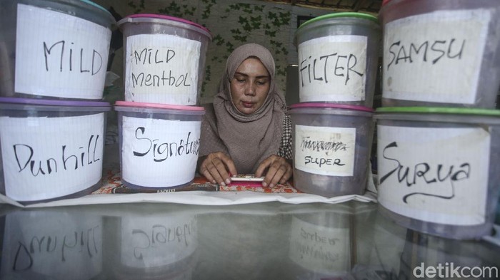 Layaknya penggemar kopi yang mencampur atau nge-blend beragam kopi, tingwe juga memadukan aneka tembakau dari berbagai penjuru.