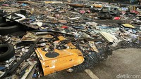 Kini kondisi Terminal Pulogadung terlihat usang ditambah kawasan ini dijadikan tempat pembuangan potongan rongsokan bus.