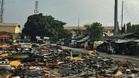 Hingga kini rongsokan itu masih berserakan dan terbengkalai area terminal.