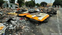 Rongsokan yang menghampar itu mulai dari ban hingga bagian atap bus.
