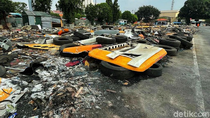 Penampakan Rongsokan Bus TransJakarta di Terminal Pulogadung Kepingan sisa rongsokan armada bus TransJakarta yang telah dipotong masih berserakan di Terminal Pulogadung, Jaktim, Kamis (29/9). Begini penampakannya.