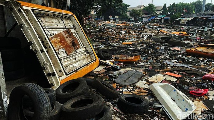 Penampakan Rongsokan Bus TransJakarta di Terminal Pulogadung Kepingan sisa rongsokan armada bus TransJakarta yang telah dipotong masih berserakan di Terminal Pulogadung, Jaktim, Kamis (29/9). Begini penampakannya.
