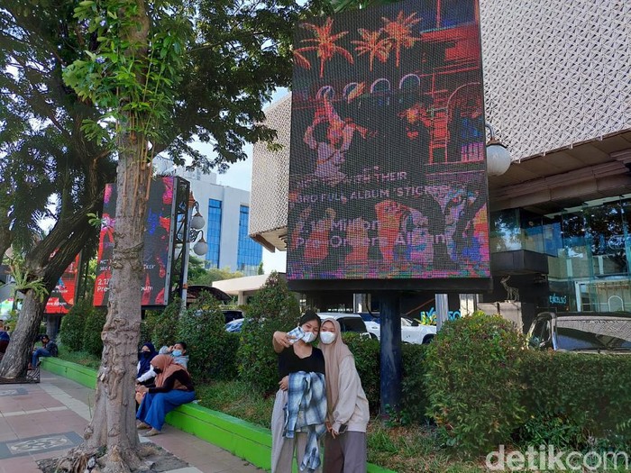 Mendadak banyak remaja putri di trotoar depan Plaza Surabaya (Delta Plaza). Mereka foto-foto dengan background videotron.