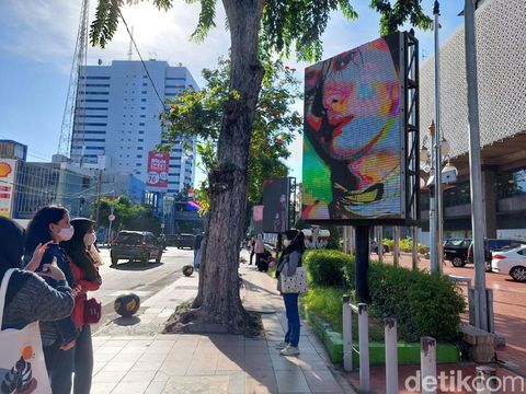 Mendadak banyak remaja putri di trotoar depan Plaza Surabaya (Delta Plaza). Mereka foto-foto dengan background videotron.