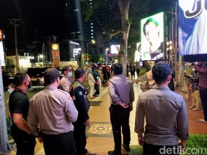 Penggemar NCT Diminta Tetap Prokes Saat Foto Depan Videotron di Surabaya
