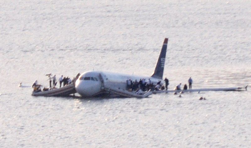 Pesawat U.S. Airways A320 mendarat darurat di Sungai Hudson, 2009.