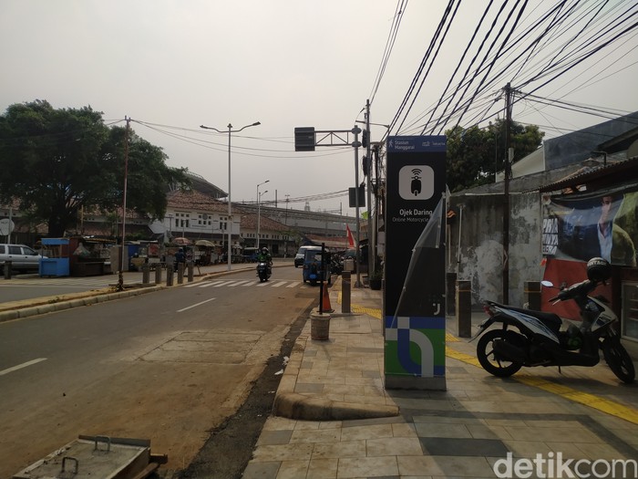 Pinggir jalan calon tempat ojol menjemput dan menurunkan penumpang di penataan Stasiun Manggarai. 29 September 2021. (Athika Rahma/detikcom)