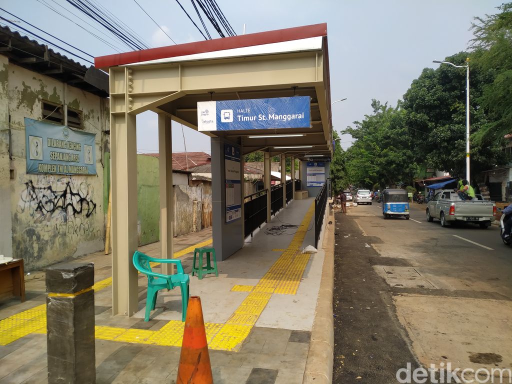 Pinggir jalan calon tempat ojol menjemput dan menurunkan penumpang di penataan Stasiun Manggarai. 29 September 2021. (Athika Rahma/detikcom)