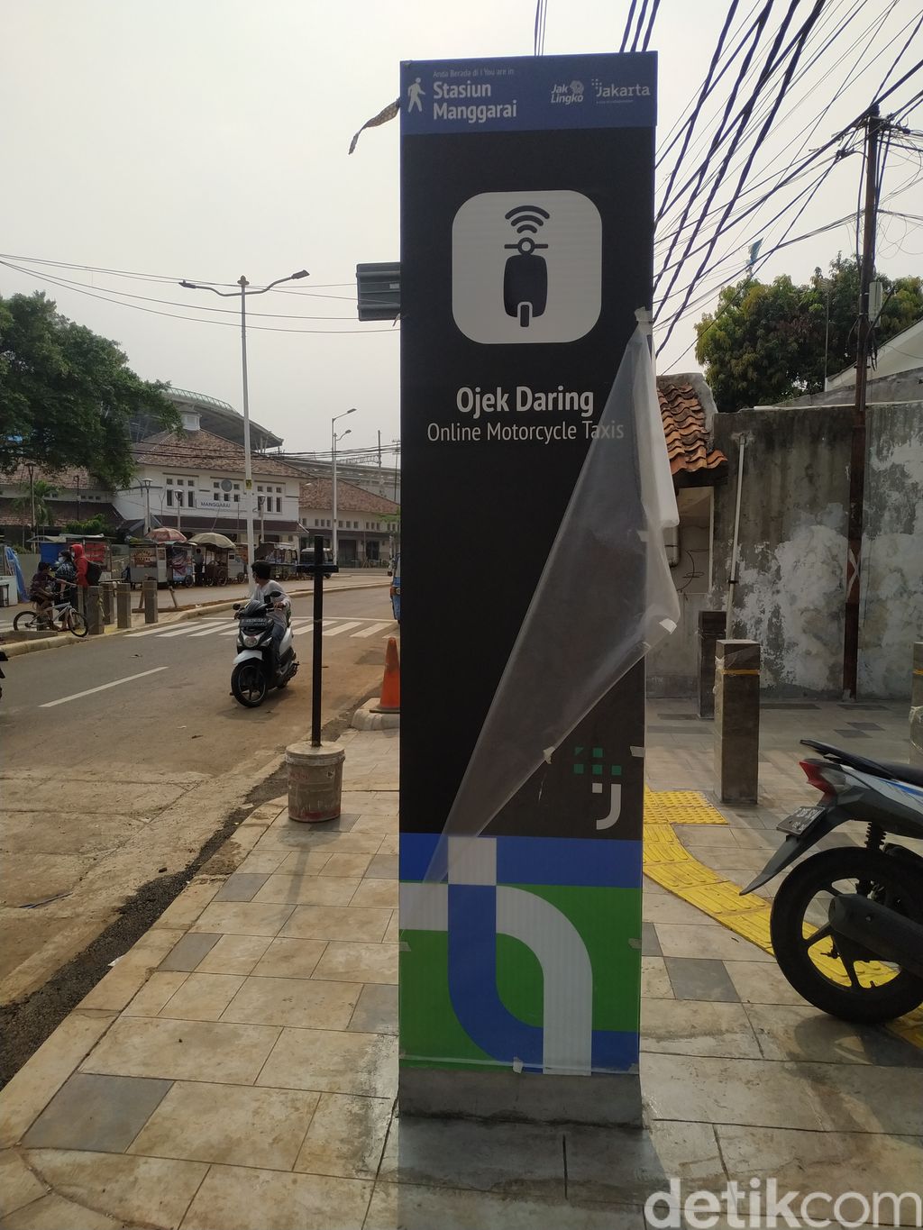 Pinggir jalan calon tempat ojol menjemput dan menurunkan penumpang di penataan Stasiun Manggarai. 29 September 2021. (Athika Rahma/detikcom)