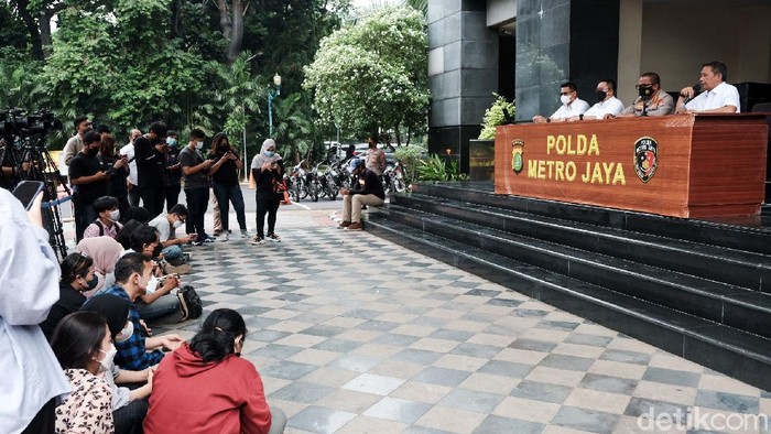 Polisi Umumkan 3 Tersangka Baru Kebakaran Lapas Tangerang Polisi mengumumkan 3 tersangka baru dalam kasus kebakaran Lapas Tangerang, Banten. Penetapan tersangka dilakukan usai gelar perkara. Pengumuman disampaikan oleh Kabid Humas Polda Metro Jaya Kombes Yusri Yunus (kedua kanan) dan Dirkrimum Polda Metro Jaya Kombes Tubagus Ade Hidayat (kanan).