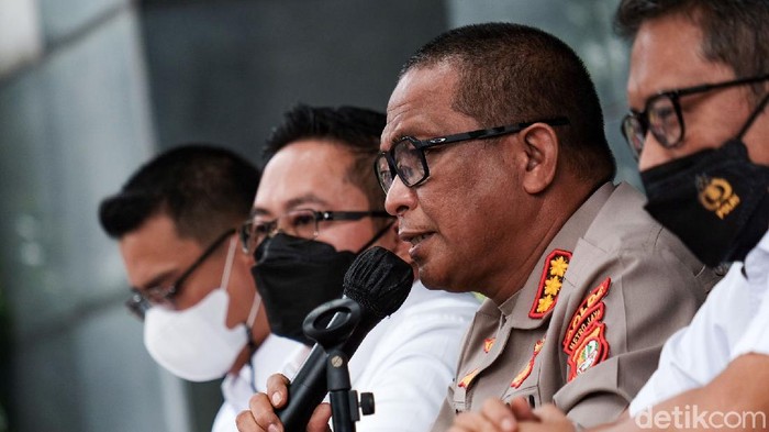 Polisi mengumumkan 3 tersangka baru dalam kasus kebakaran Lapas Tangerang, Banten. Penetapan tersangka dilakukan usai gelar perkara. Pengumuman disampaikan oleh Kabid Humas Polda Metro Jaya Kombes Yusri Yunus (kedua kanan) dan Dirkrimum Polda Metro Jaya Kombes Tubagus Ade Hidayat (kanan).