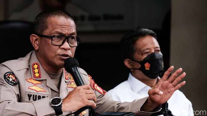 Polisi mengumumkan 3 tersangka baru dalam kasus kebakaran Lapas Tangerang, Banten. Penetapan tersangka dilakukan usai gelar perkara. Pengumuman disampaikan oleh Kabid Humas Polda Metro Jaya Kombes Yusri Yunus (kedua kanan) dan Dirkrimum Polda Metro Jaya Kombes Tubagus Ade Hidayat (kanan).