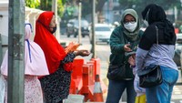 Salah seorang penjual wortel, Yuni, seorang wanita paruh baya yang terus berjuang dalam mencari nafkah untuk keluarganya juga ikut menceritakan penggalan kisahnya.