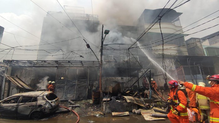 Proses pemadaman kebakaran rumah tinggal di Jakut