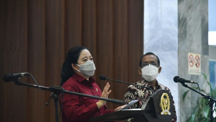 Ketua DPR Puan Maharani dan Mensesneg Pratikno usai pertemuan penyerahan surpres terkait ibu kota negara, di gedung DPR, Jakarta, Rabu (29/9/2021).