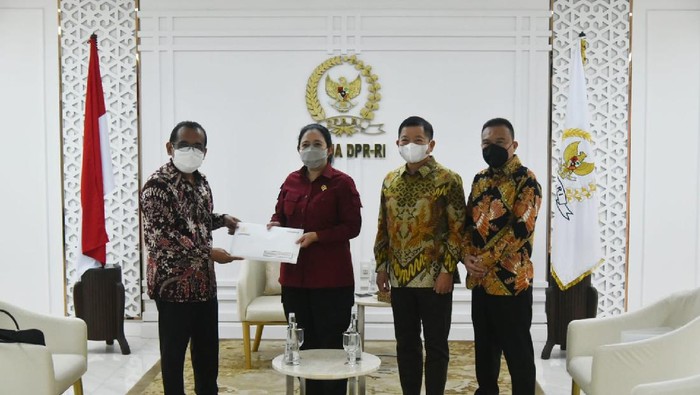 Ketua DPR Puan Maharani menerima surpres tentang RUU IKN dari Mensesneg Pratikno dan Kepala Bappenas Suharso Monoarfa, di kompleks parlemen, Senayan, Jakarta, Rabu (29/9/2021),
