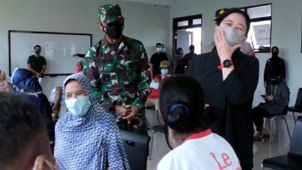 Puan tertawa geli saat dikira adik Megawati oleh warga peserta vaksinasi Corona di SMKN 72 Jakarta Barat, Minggu (26/9/2021).
