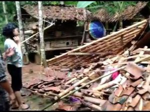 4 Rumah Ambruk Diterjang Hujan di Ciamis