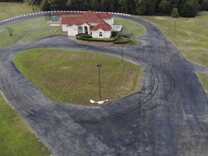 Rumah Ini Punya Fasilitas Tak Biasa: Sirkuit Balap dan Trek Motocross!