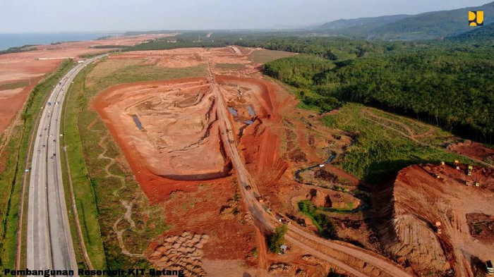Untuk mendukung pengembangan Kawasan Industri Terpadu (KIT) Batang, Kementerian PUPR secara terpadu tengah membangun sejumlah infrastruktur. Penasaran?