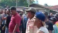 Fanni menceritakan insiden tersebut terjadi begitu cepat hanya sekitar tiga menit. Warga melempar batu bertubi-tubi ke arah tenaga kesehatan dari Puskesmas Sangkalan (dok Istimewa)