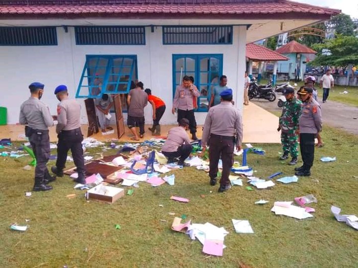 Sejumlah warga mengamuk di lokasi vaksinasi Corona yang digelar di PPI Ujong Serangga, Aceh Barat Daya. Kejadian itu mengakibatkan nakes luka lebam hingga dosis vaksin rusak. (dok Istimewa) Sejumlah warga mengamuk di lokasi vaksinasi Corona yang digelar di PPI Ujong Serangga, Aceh Barat Daya. Kejadian itu mengakibatkan nakes luka lebam hingga dosis vaksin rusak. (dok Istimewa)